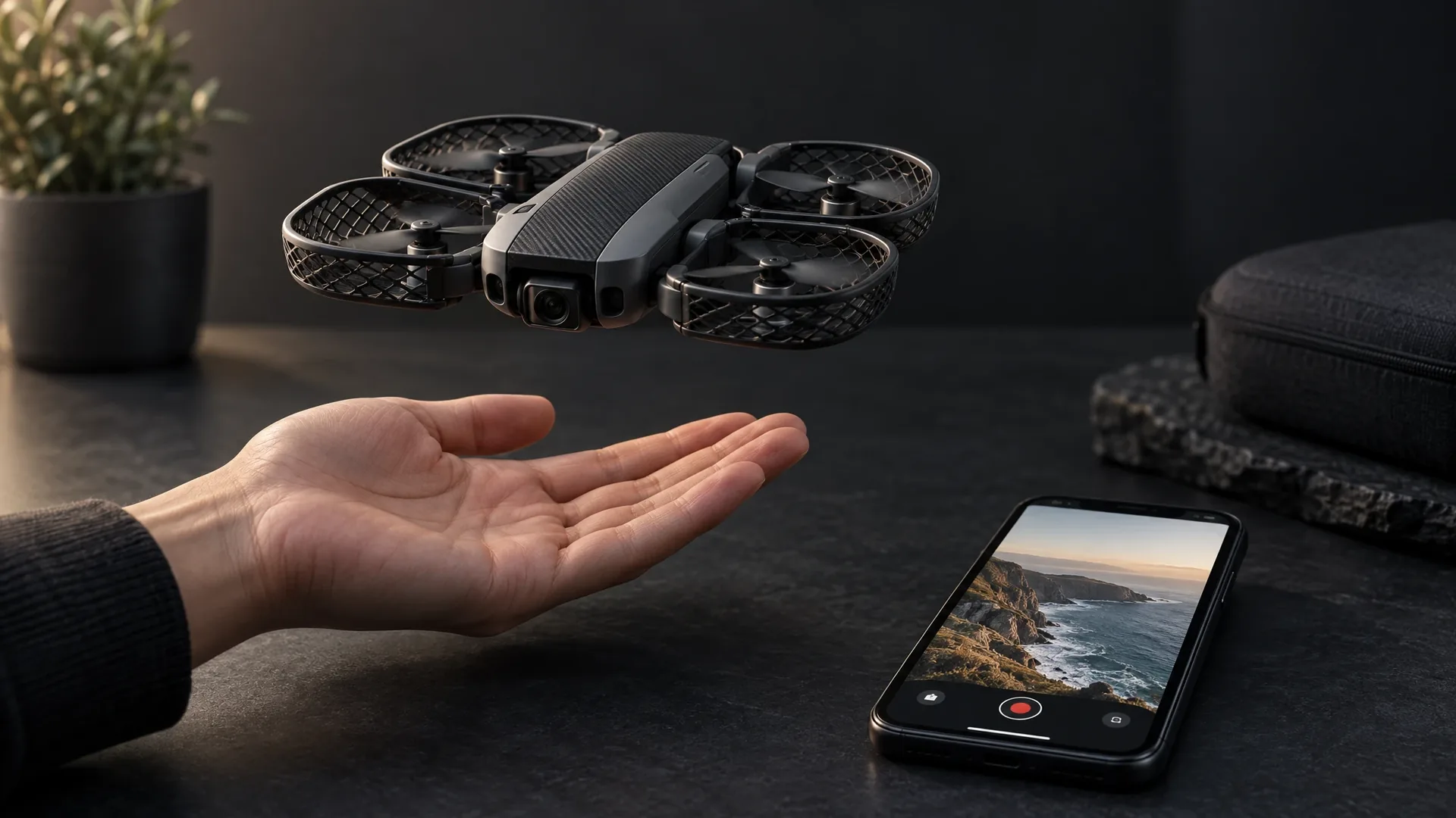 Compacte opvouwbare cameradrone met propellerbescherming zweeft boven een open hand, met een telefoon die een verticaal videokader toont